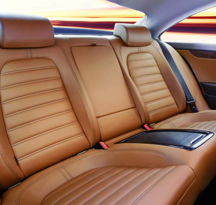Intérieur confortable d'une voiture de luxe à Porticcio